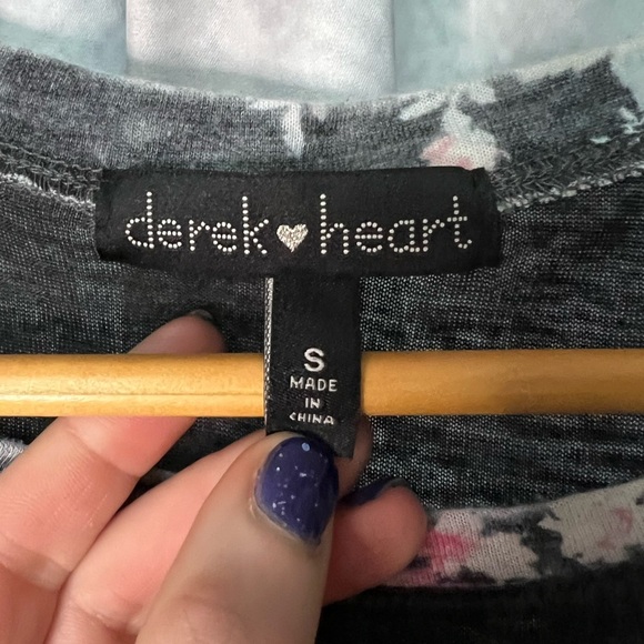 Derek Heart Dark Gray Floral Semi-Sheer Burnout Cap Sleeve Tee - Small - Picture 7 of 9